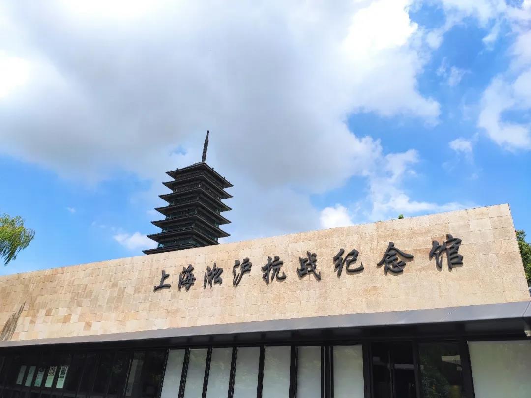 同学们随着讲解员的步伐井然有序地进入纪念馆,馆内展区有"血鏖淞沪"